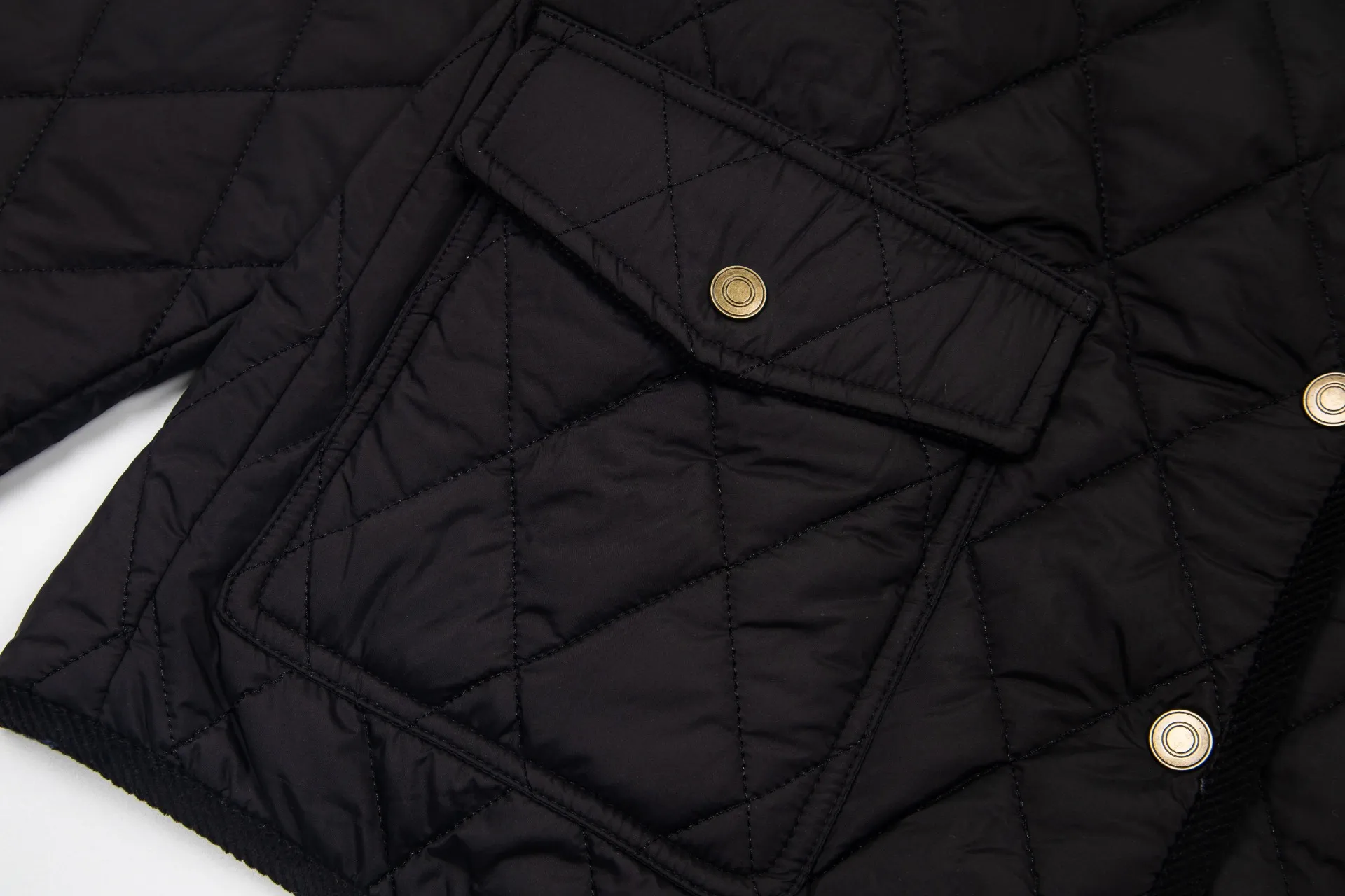 P330 Model No.: G130 Ralph Lauren New Ralph Lauren chest logo embroidery diamond plaid lapel corduroy cotton jacket 1️⃣Selected high-quality high-elastic cotton, perfect control of workmanship details, exquisite small logo embroidery on the chest, corduroy color-blocked lapels, pocket design full of details, highlighting personality! The version is simple but not simple! 3️⃣It is very youthful and energetic, and can be easily worn by both men and women. It is very in line with the fashion aesthetic concepts of today's young people! 4️⃣A full set of customized accessories, complete with three standards, same style for men and women, a must-have for couples! Color: black, navy blue, apricot Size: S, M, L, XL